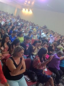 Cerca de mil pessoas participaram do culto da SNT neste domingo no Gama.