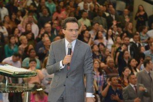 Culto vira comício e igreja faz até pesquisa eleitoral